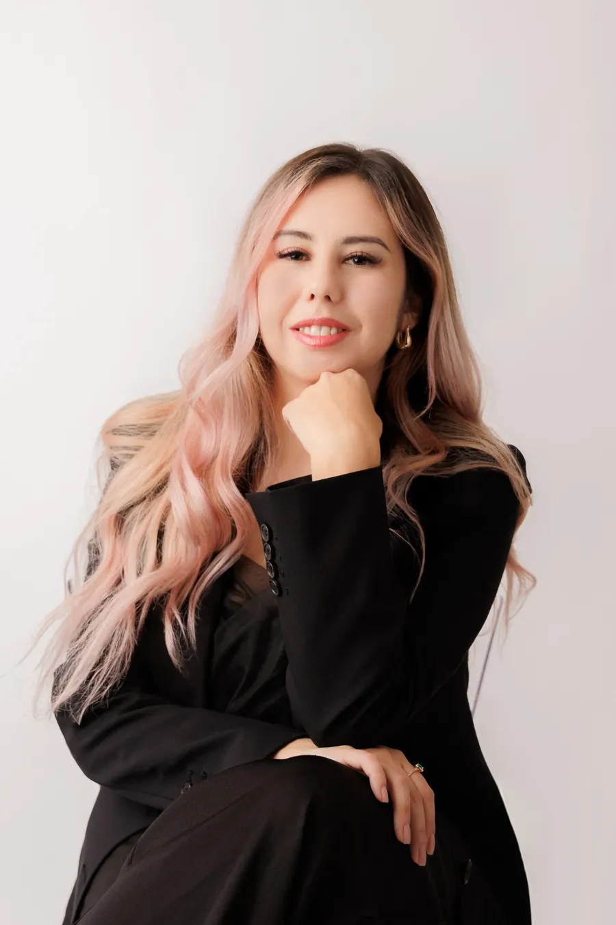 Mia Sakiyama, especialista em manicure russa e acabamento em gel