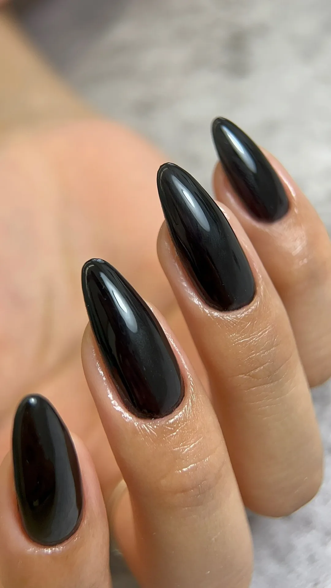 Unhas amendoadas pretas com acabamento espelhado