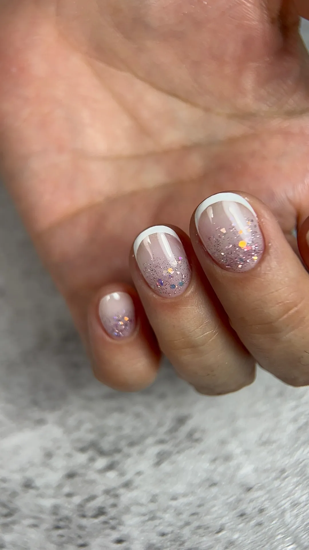 Unhas nude com francesa branca e glitter