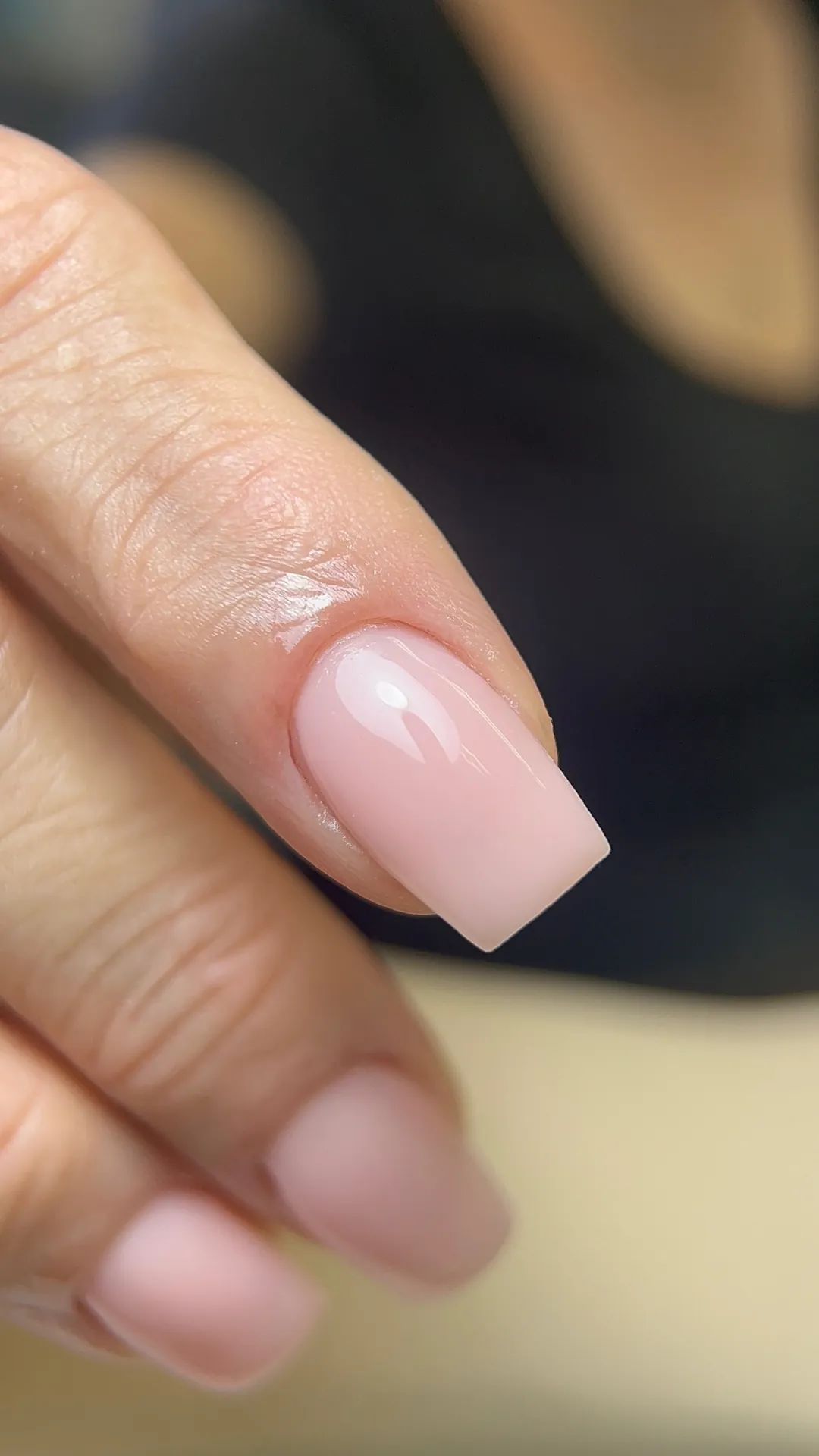 Unha quadrada com esmaltação nude impecável