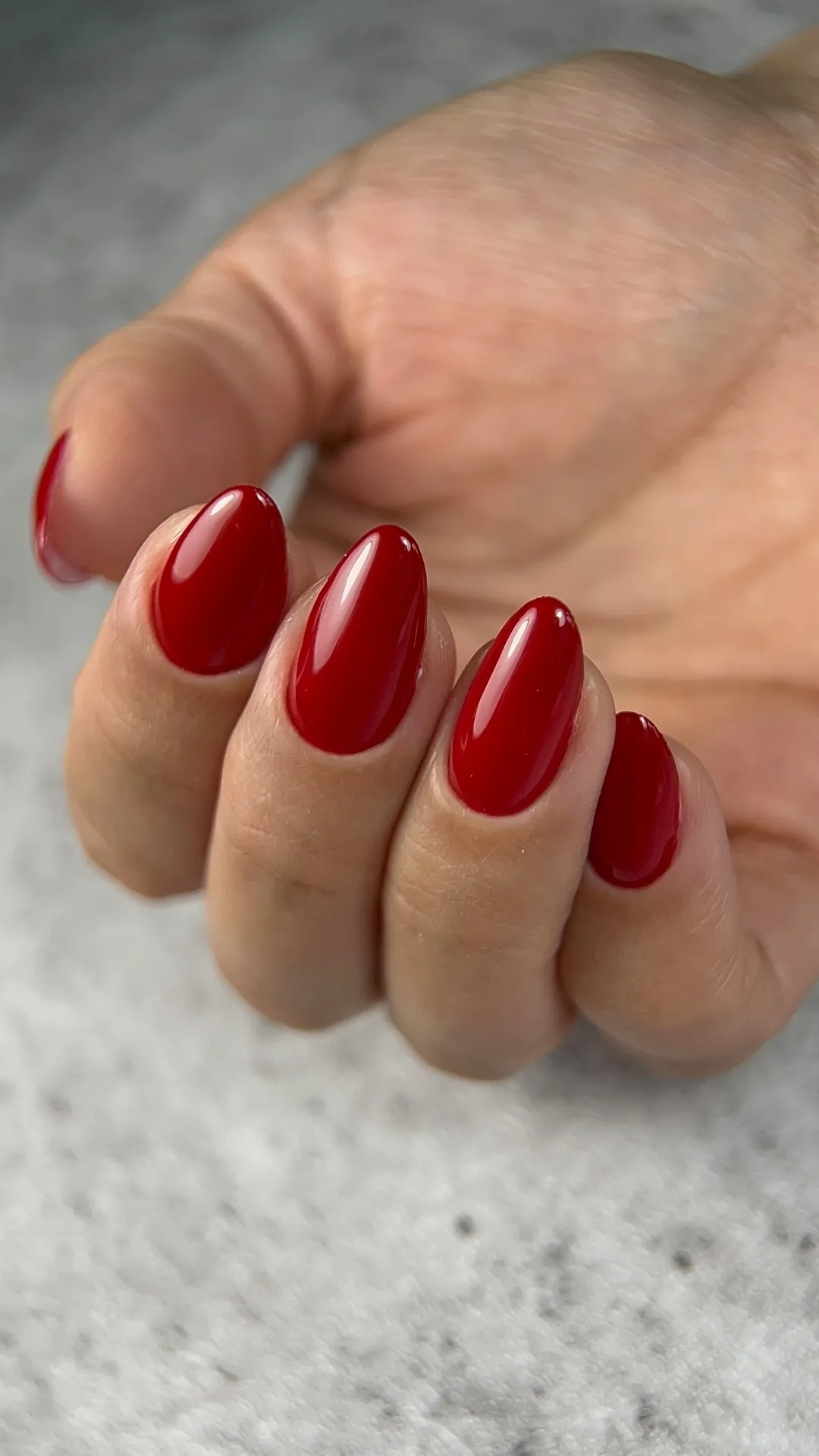 Acabamento profissional de unha em gel vermelho brilhante