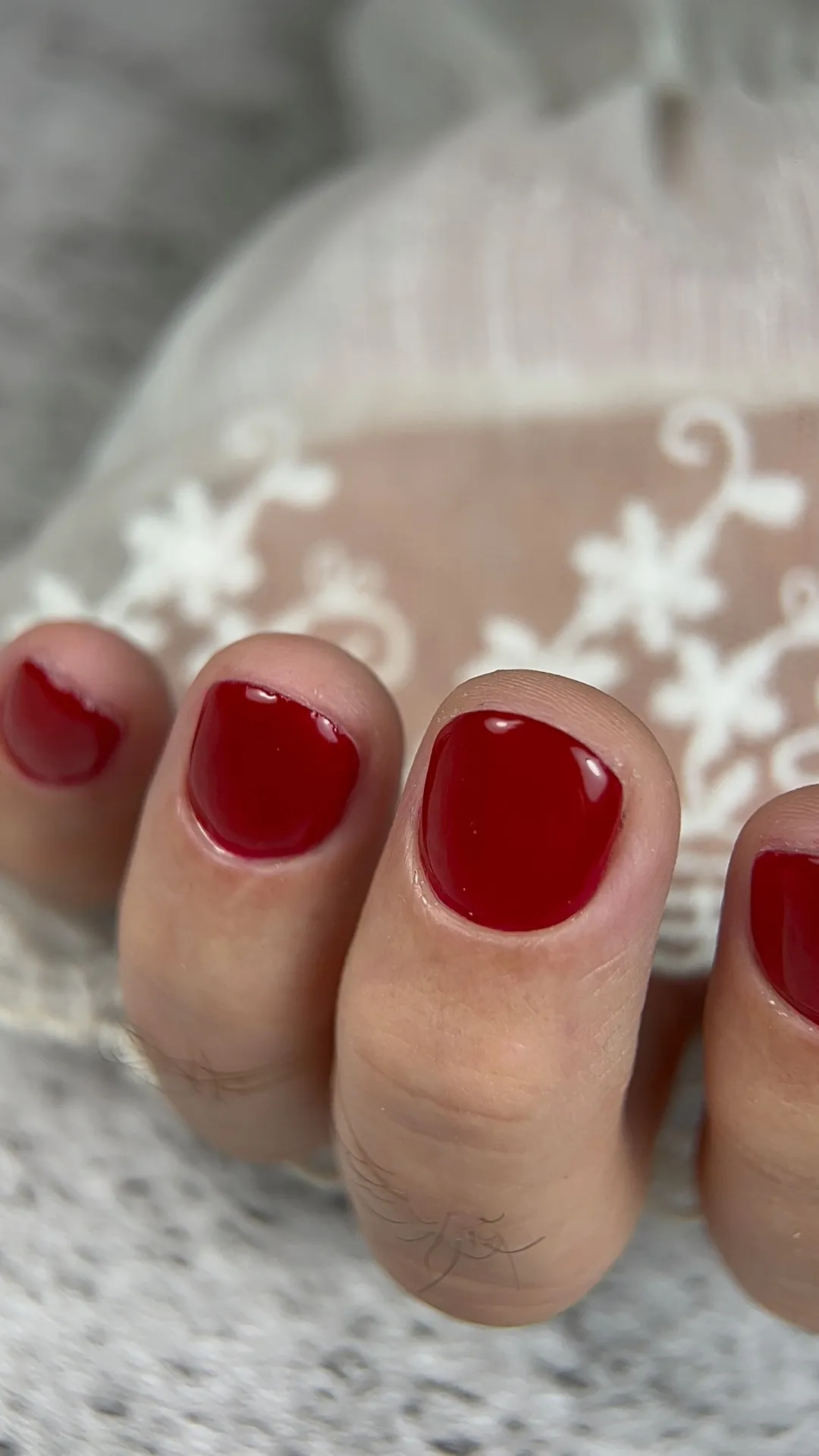 Unhas vermelhas com acabamento rente à cutícula