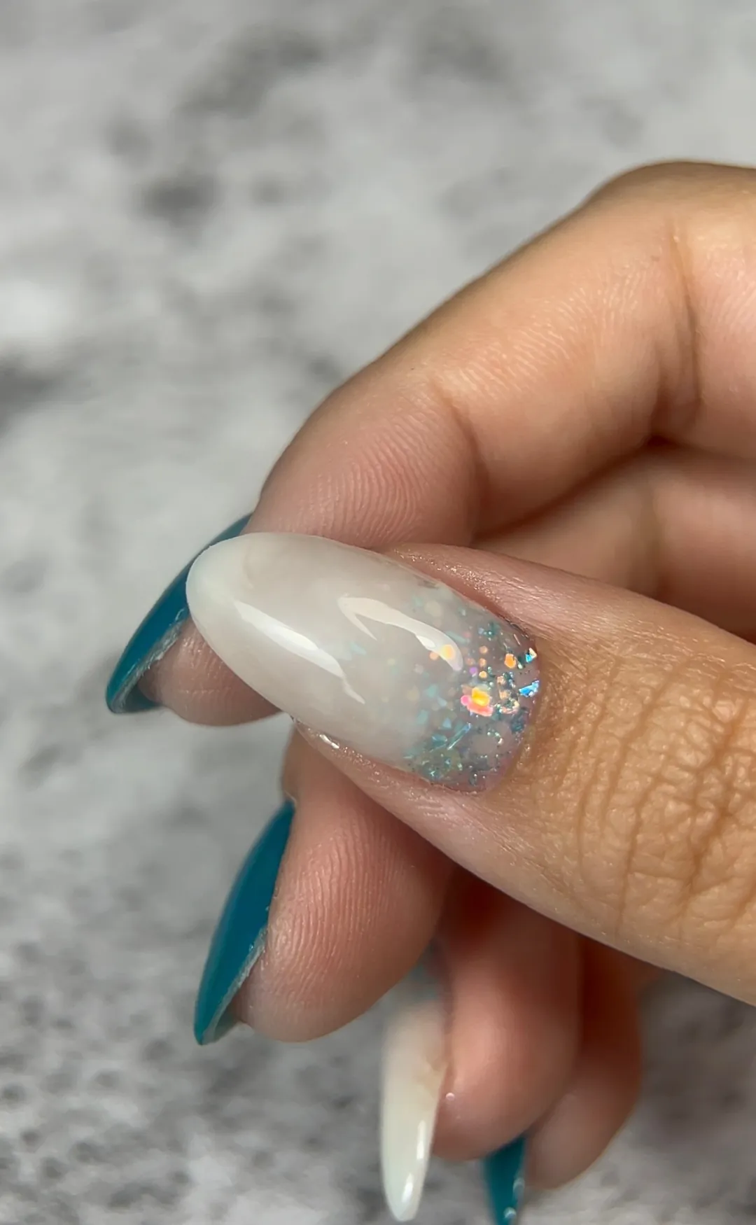 Unhas com efeito encapsulado e glitter