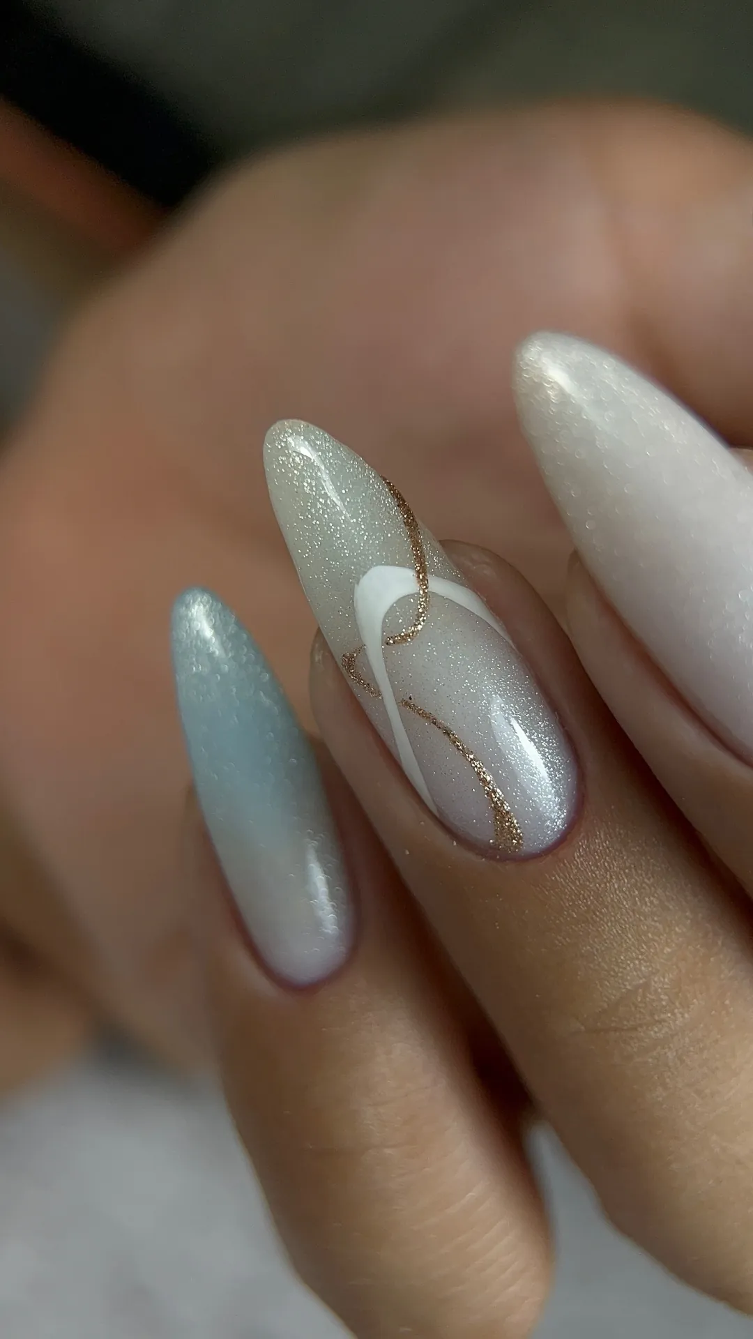 Unhas nude peroladas com fio dourado